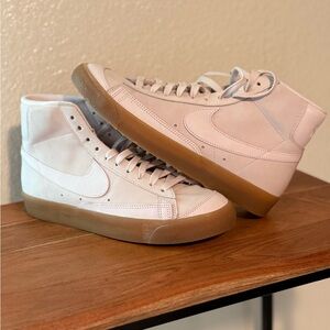 Never Worn NIKE Mid ‘77 Blazers Pearl Pink w/ Gum Sole